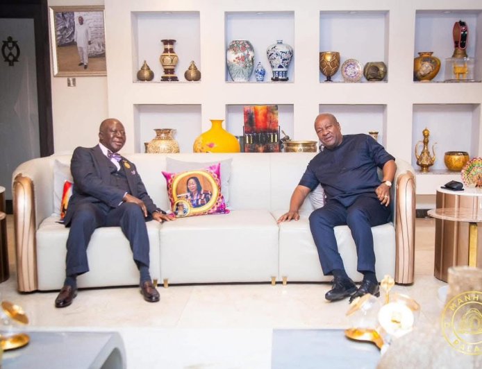 Otumfuo Osei Tutu II Pays Courtesy Visit to President Mahama After Son’s Graduation