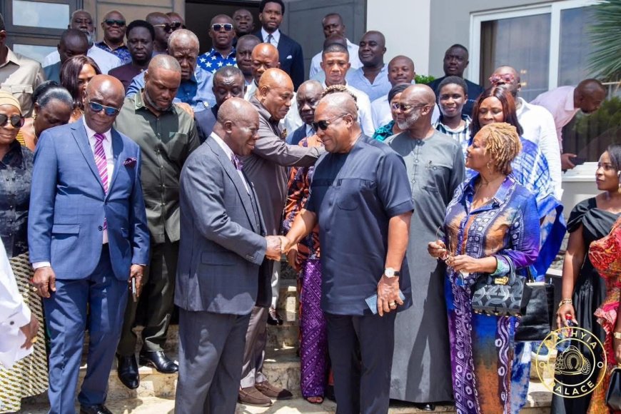Otumfuo Osei Tutu II Pays Courtesy Visit to President Mahama After Son’s Graduation