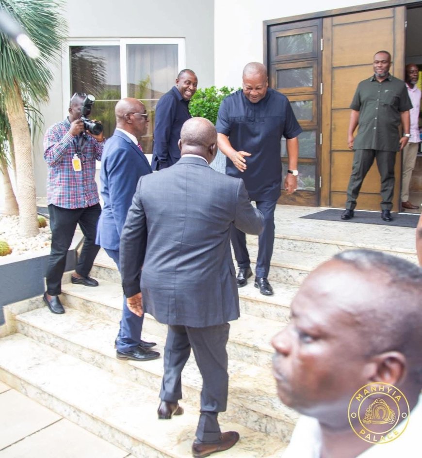 Otumfuo Osei Tutu II Pays Courtesy Visit to President Mahama After Son’s Graduation