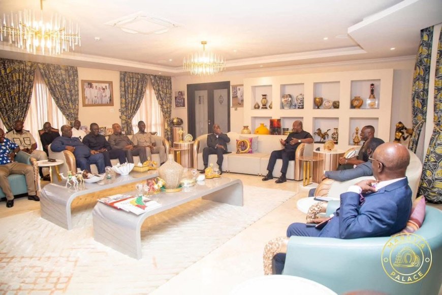 Otumfuo Osei Tutu II Pays Courtesy Visit to President Mahama After Son’s Graduation