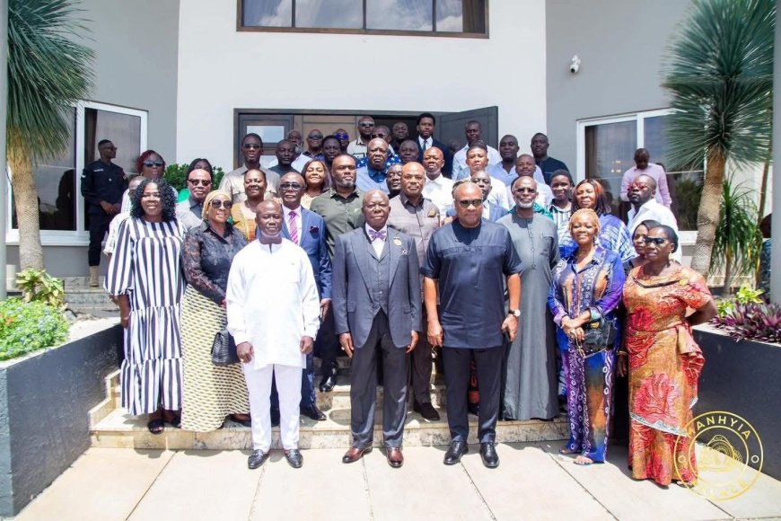 Otumfuo Osei Tutu II Pays Courtesy Visit to President Mahama After Son’s Graduation